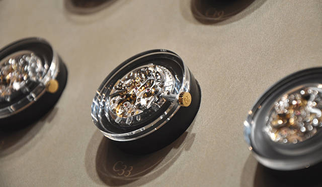 新作モデルはもちろん、ムーブメントもディスプレイに。