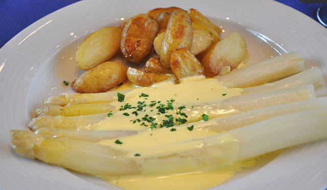 バーゼルワールドの時期は、ホワイトアスパラガスの季節。会場内のレストランのメニューにもたくさん登場する。