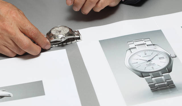 時計の図面と小杉さんが実際に着用していたハイビートの新作。