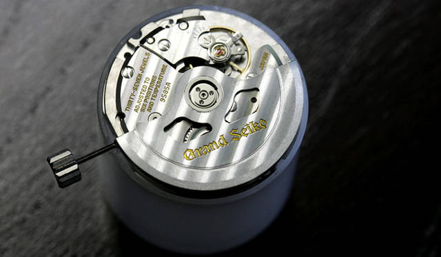 Grand Seiko グランドセイコー｜キャリバー「9S85」のコンプリートムーブメント。グランドセイコー規格では17日間の測定を行うが、その間は休み無く測定を行わねばならず、大平さんは岩手の雪が厳しい季節にも休まずに工房へと向かう。