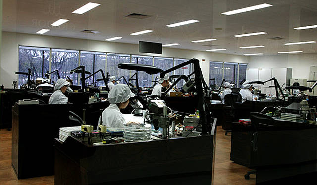 Grand Seiko グランドセイコー｜「雫石高級時計工房」。重厚感のある作業台は、岩手県の伝統工芸品である岩谷堂のもの。