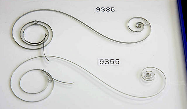 Grand Seiko グランドセイコー｜上が10振動のキャリバー「9S85」のぜんまい。55時間のパワーリザーブを持つため、8振動の「9S55」（下）とぜんまいの幅が違い、幅広となった。