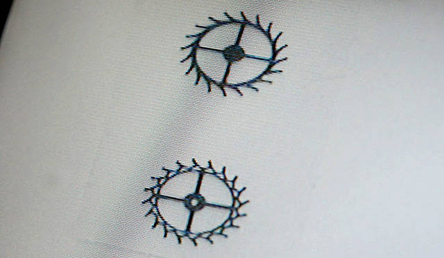 Grand Seiko グランドセイコー｜上が従来のガンギ車。下がMEMS（電気鋳造成型）を施したハニカム構造のガンギ車。歯にに段差があり油を保つ形状となっている。