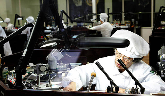 Grand Seiko グランドセイコー｜「雫石高級時計工房」。手前は同じく名工と呼ばれる桜田 守さん。