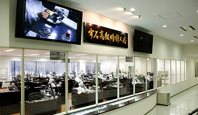 Grand Seiko グランドセイコー｜工房の中はクリーンルームのため入室不可。来訪者見学用に、外には手元が写されたモニターが配置されている。