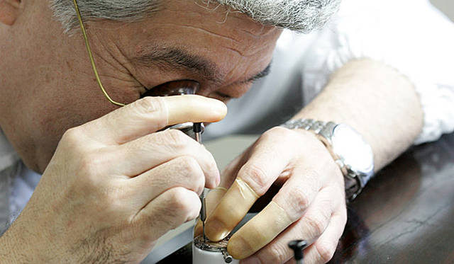 Grand Seiko グランドセイコー｜組立てを行う大平 晃さん。組立てを行っているときの心境は、集中しているというよりも、むしろ無我の境地に近いという。