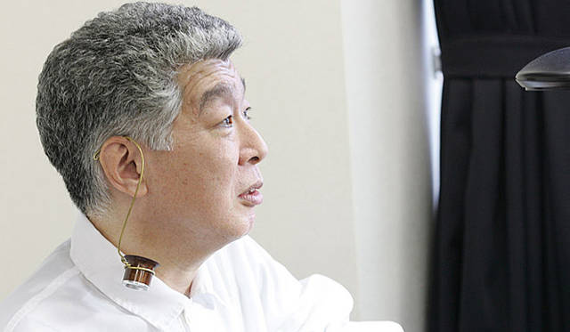 Grand Seiko グランドセイコー｜大平晃さん。1998年に時計技能全国大会優勝。グランドセイコーなどの組立てを行う。日本の時計マニアからの信頼も厚く、展示の実演があるときは、日本中から大平さんを訪ねてくるそうだ。