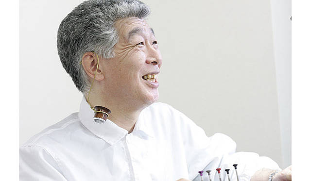 Grand Seiko グランドセイコー｜大平晃さん。1998年に時計技能全国大会優勝。グランドセイコーなどの組立てを行う。日本の時計マニアからの信頼も厚く、展示の実演があるときは、日本中から大平さんを訪ねてくるそうだ。