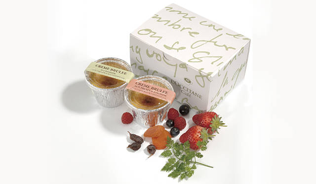 左／「ロクシタン カフェ」ブリュレ ロクシタン ナチュール 1個380円（テイクアウト／クレーム ブリュレのプレーンなおいしさ。毎朝カフェで手づくりのため毎日数量限定発売）　右／「ロクシタン カフェ」ブリュレ ロクシタン フリュイ 1個450円（テイクアウト／プロヴァンサルフルーツの入った、ロクシタンならではのレシピ。毎朝カフェで手づくりのため毎日数量限定発売）