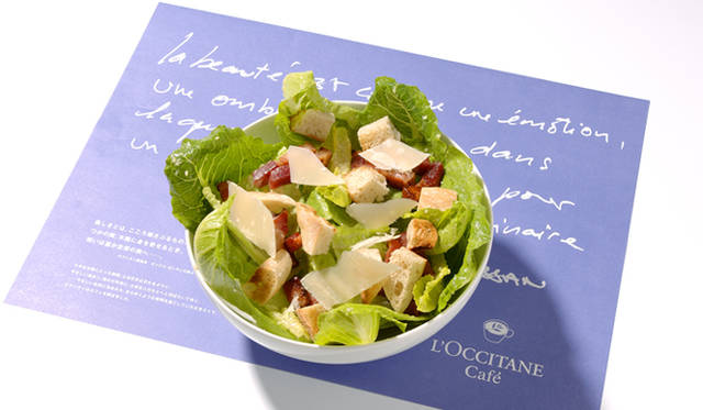 「ロクシタン カフェ」シーザーサラダ 1100円（新メニュー／濃厚なシーザードレッシングであえたレタスに、厚切りベーコンをトッピング）