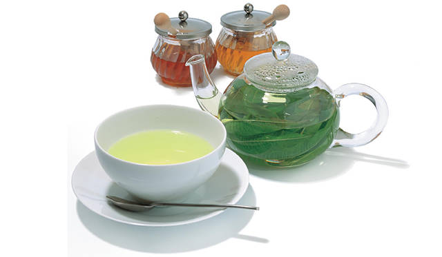 「ロクシタン カフェ」フレッシュヴァーベナ ティー 1000円（夏限定メニュー／フレッシュヴァーベナだけを贅沢に使用した温かいハーブティー。2種のハニーを添えて）