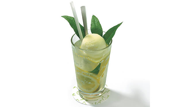 「ロクシタン カフェ」フレッシュヴァーベナ スプラッシュ 950円（夏限定メニュー／入手困難なフレッシュヴァーベナをふんだんに使用し、すっきりソーダ仕立ての冷たいハーブティー。ヴェーベナ ソルベとレモンを添えて）