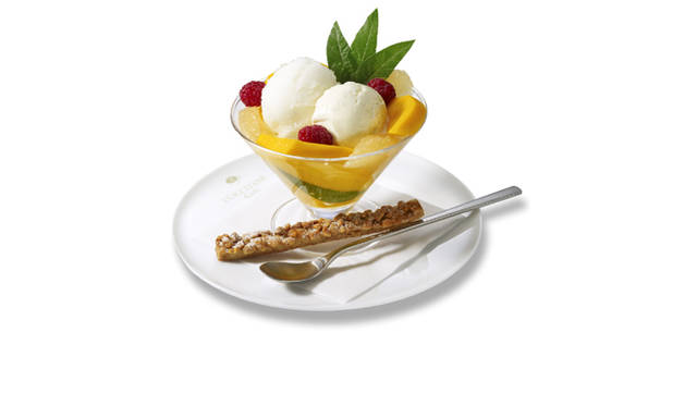 「ロクシタン カフェ」とろけるマンゴーとフレッシュヴァーベナのジュレ 1000円（夏限定メニュー／たっぷりのアップルマンゴーに、フレッシュヴァーベナのジュレとグレープフルーツをあわせたデセール。ヴァーベナ ソルベとバニラアイスを添えて）