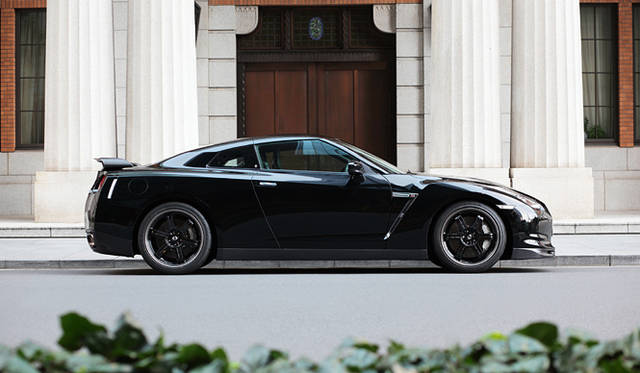 <b>NISSAN GT-R Spec V｜日産GT-R スペックV</b>　ブラックに塗られたレイズ製ホイールがSpec Vの証。