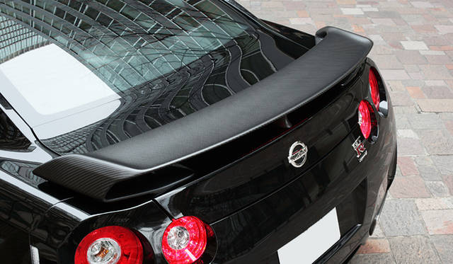 <b>NISSAN GT-R Spec V｜日産GT-R スペックV</b>　リアスポイラー上部もカーボンファイバー製。軽量化よりもルックスのため？