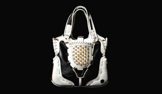 「HIKARU MATSUMURA THE UNIQUE-BAG」 2009AWのメインとなるムートントートバッグ（8月下旬より展開）15万7500円