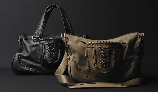 「HIKARU MATSUMURA THE UNIQUE-BAG」 ボストンバッグ 12万6000円、ショルダーバッグ 9万300円