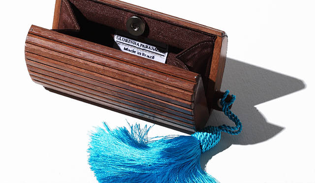 バンブーやウッドなど、自然素材を使用したアイテムを得意とする「グロリア パラナグア」のクラッチバッグ。すべて手作業で作られているというナチュラルな風合いが魅力。バッグ 6万3000円（グロリア パラナグア／ユナイテッド アローズ原宿本店 ウィメンズ館｜03-3479-8176）