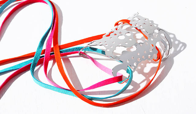 遊び心満載のブレスレットは、ひんやりとした質感が涼しげな印象。付属の紐は3本で、色合わせと通しかた次第でさまざまな表情が生まれる。手首はもちろん、二の腕につけても新鮮。ブレスレット 3万1500円（マリジョリ／ランド オブ トゥモロー｜03-5766-7462）