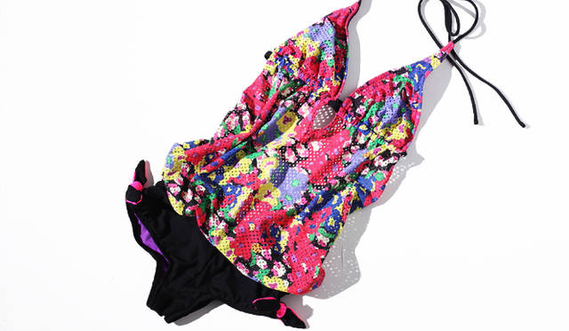 さりげないメッシュ素材がモード感たっぷりのスイムウエア。ポップでカラフルな花柄と、パンツのリボンがキュートなオールインワンタイプ。バックスタイルは露出が多くセクシー。スイムウェア 1万5540円（ガカモレ／バーニーズ　ニューヨーク新宿店｜03-3352-1200）