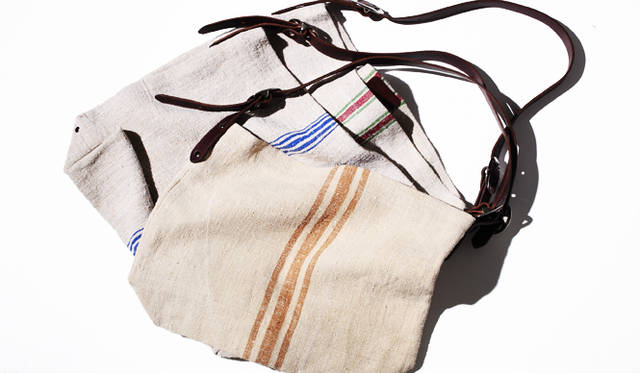 農業用として使われていた大麻リネンでつくられたという、環境にやさしいショルダーバッグ。農家によって縞模様が違い、一枚の袋から作られるかばんの数も限られるため、同じものはほとんど存在しない希少なもの。バッグ(小) 2万7300円、(大) ともに2万9400円（すべてルディガ リネン／トゥモローランド｜03-5456-4630）