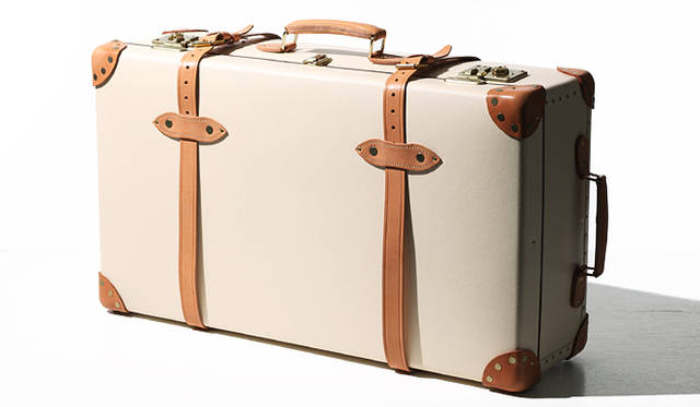 世界中のセレブリティを魅了し続けているグローブ・トロッターのスーツケース。「サファリ」シリーズは革ベルトが特徴だ。軽量でありながら頑丈な作りはトラベルに最適。スーツケース 18万6900円（グローブ・トロッター／リビング・モティーフ｜03-3587-2463）
