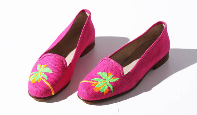 避暑地で高級スリッポンとして愛用されていた、セレブから広まったシューズ。麻糸でトリミングが施され、ヒールとソールはナチュラルな仕様。色鮮やかなピンク地に刺しゅうされたネオンカラーのパームツリーがポイント。シューズ 4万7250円（スタッブ　アンド　ウートン／ユナイテッド アローズ原宿本店 ウィメンズ館｜03-3479-8176）