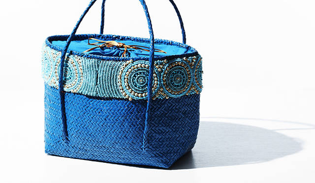 鮮やかなターコイズ色の籠バッグはスタイリングのアクセントに。内側は布張り、上部は巾着になっているので使い勝手がよく、サイズ感もベスト。ビーズ使いがオリエンタルな雰囲気。バッグ 1万8900円（ヨーヨー／ユナイテッド アローズ原宿本店 ウィメンズ館｜03-3479-8176）