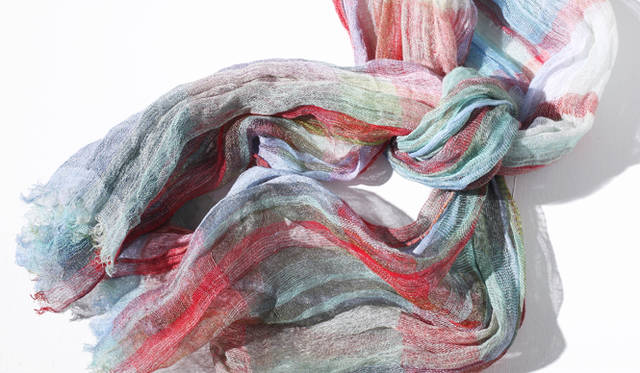 淡い発色が涼しげな手織りリネンストールは、見れば見るほどに職人技を感じる一枚。ふわっと柔らかな風合いが、コーディネートに華を添えてくれる。ストール 4万9350円（タリ メショレール／トゥモローランド｜03-5456-4630）