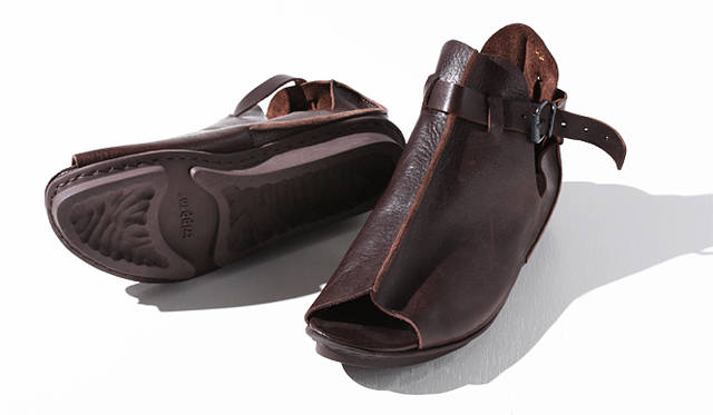 ドイツ伝統のコンフォート発想をいまに受け継ぐ「トリッペン」のレザーサンダル。足に負担をかけないようデザインされた、丸みを帯びたフォルムと本格的なアウトソールが特徴。シューズ 4万5150円（トリッペン／トゥモローランド｜03-5456-4630）
