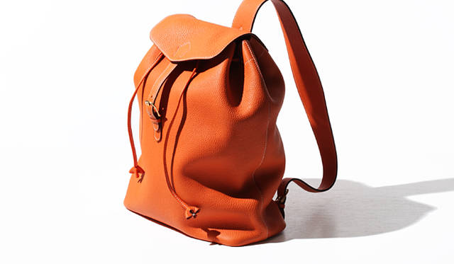 上品さがにじみ出る、牛革のワンショルダーリュック。素材を生かしたシンプルなデザインながら、ショルダーストラップの下部は左右どちらにも留めることができるなど、使い勝手も考慮されている。バッグ 15万7500円（シセイ／トゥモローランド｜03-5456-4630）