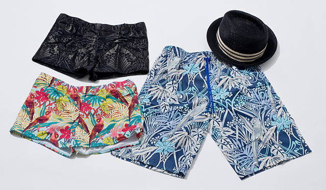 <b>UNITED ARROWS｜ユナイテッドアローズ</b>　「Liberty of London」 水着（左上）1万2600円、（左下）1万2600円、（右）1万6590円、帽子4万3050円（ロッド キーナン）