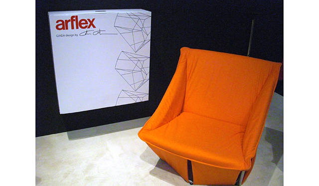 「アルフレックス」のブースより。カルロ・コロンボの新作、ノックダウン式のチェア「GIADA」