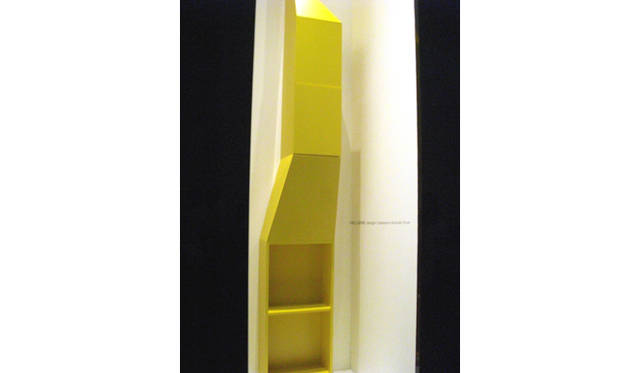 同じく「アルフレックス」のブースで一際目立ったオブジェのようなブックシェルフ。CKRデザインの「HILLSIDE」