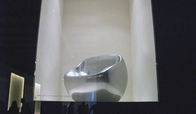 ミラノサローネの本会場であるフィエラの「アルフレックス」のブースより。カルロ・コロンボの新作チェア「BALL」