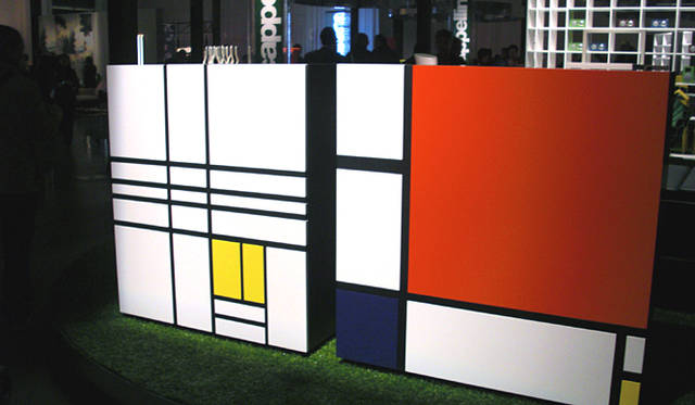 今年も賑わいを見せたトルトーナ地区の展示から。「カッペリーニ」が倉俣史郎のキャビネット「HOMAGE TO MONDRIAN」を出展