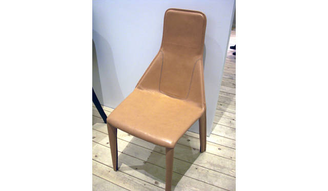 ドゥリーニ通りに面した「B&B」のショールームより。パトリシア・ウルキオラのレザー張りのチェア