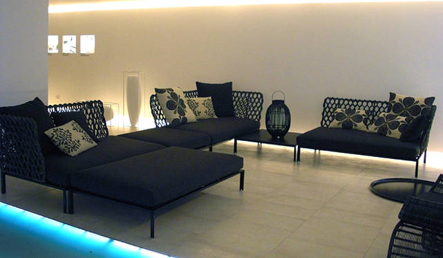 同じく「B&B」のショールームより。アウトドアをテーマにした展示風景。家具のデザインは同じくパトリシア・ウルキオラ