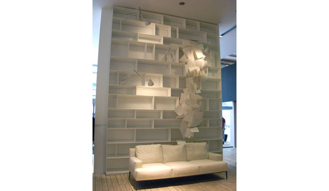 その迫力で人々の目を引く、アントニオ・チッテリオの新作壁面家具のシリーズより「FLAT.C」。「B&B」にて