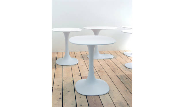 「B&B」ショールームのウィンドウを飾る、深澤直人の新作サイドテーブル「AWA」