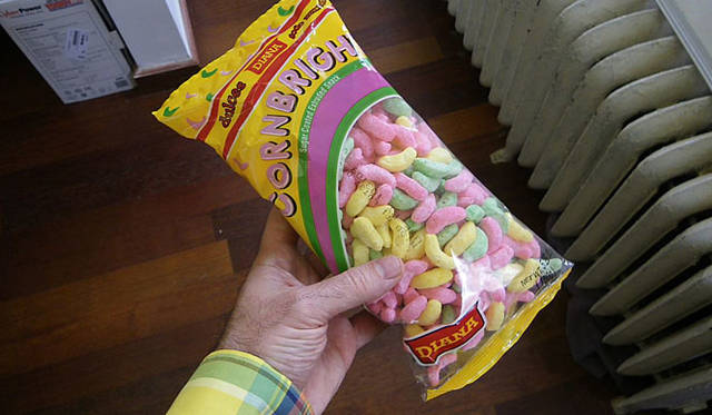 「cornbright」という見たことのないスナック！ 不思議にその日のシャツとよく合う色合い。味は人工的でした