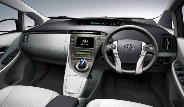 <b>TOYOTA PRIUS｜トヨタ・プリウス</b>