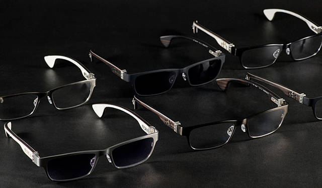 <b>CHROME HEARTS｜クロムハーツ</b>　「CHROME HEARTS（クロムハーツ）」 モデル「DIXON YO」メガネ18万3750円、メガネ・レンズ色つき19万4250円。テンプル部分に黒檀を使用したシリーズ。今シーズンは、フレーム部分にステンレスを使用し、デザインにシャープさ加味されて美しくクールなフレームに仕上がった
