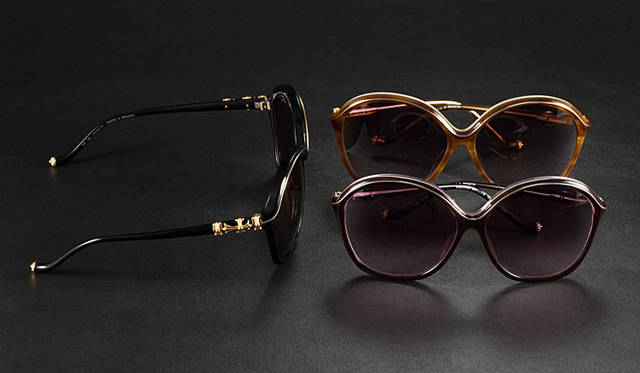 <b>CHROME HEARTS｜クロムハーツ</b>　「CHROME HEARTS（クロムハーツ）」 モデル「COCK A ROACH」メガネ11万4450円。セルフレームを削り出した新しいデザインで、今シーズン最注目の一本！