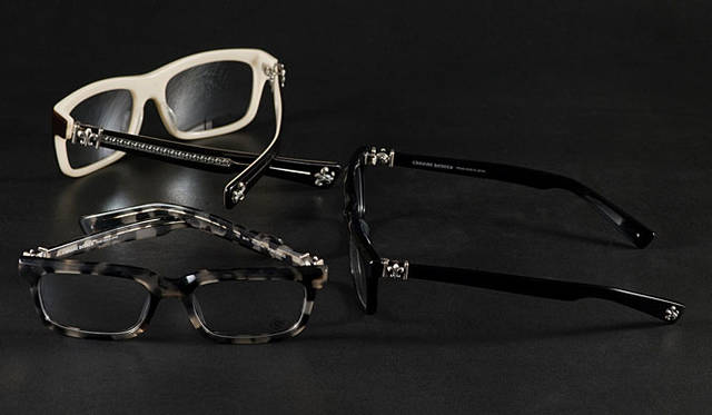 <b>CHROME HEARTS｜クロムハーツ</b>　「CHROME HEARTS（クロムハーツ）」 （奥）モデル「MY DIXADRYLL」メガネ11万4450円。「MY DIXADRYLL」はフレームが手前のモデルより太いタイプで、存在感があり、人気の高いデザイン。ほかのモデル「PONTIFASS」9万2400円