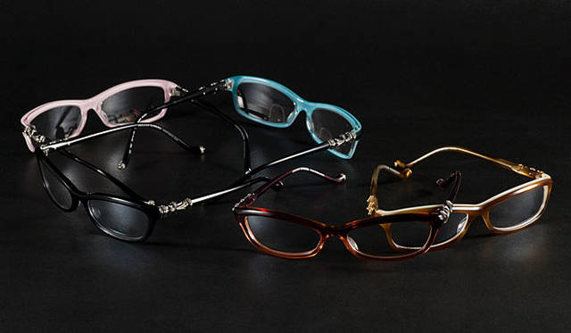 <b>CHROME HEARTS｜クロムハーツ</b>　「CHROME HEARTS（クロムハーツ）」 モデル「LOVE MUSTARD」メガネ10万2900円、モデル「BEARDED BABY」メガネ10万2900円。女性向けの華奢でカラフルなタイプ。今季は、女性がキャッツアイになるような、子猫、小悪魔的楽しみのあるデザインで、ファッションアイテムとしてキャッチー