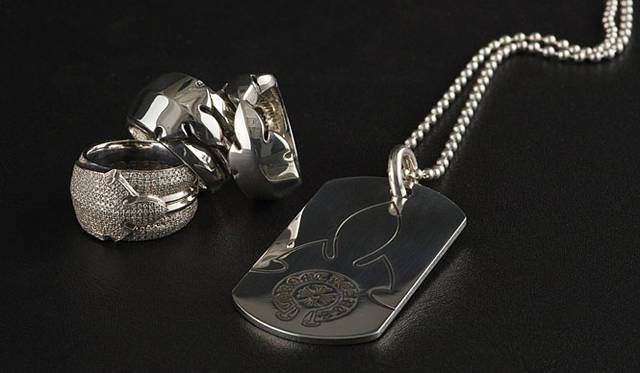 <b>CHROME HEARTS｜クロムハーツ</b>　「CHROME HEARTS（クロムハーツ）」 「RING FLEURKNEE SINGLE」リング8万6100円、「RING FLEURKNEE DOUBLE」リング8万6100円、「RING FLEURKNEE SINGLE PAVE DIAMONDS」リング262万5000円～、「DOG TAG FLEURKNEE」ネックレス3万7800円。話題の新作のフレアーニーシリーズ。もともと、レザーパンツの膝やレザーウェアの背中に使われていたモチーフが新たにシルバーとなって登場！