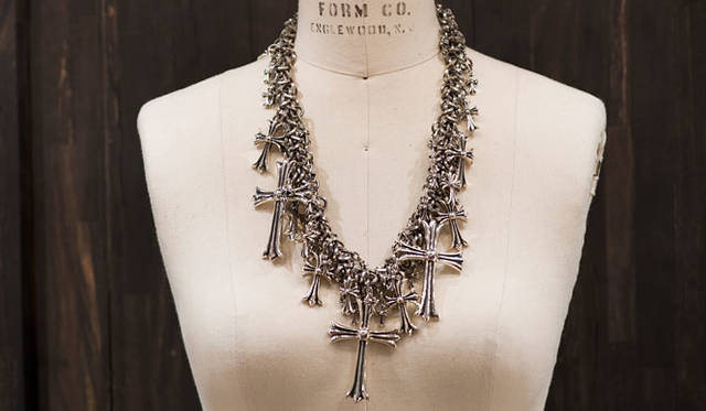 <b>CHROME HEARTS｜クロムハーツ</b>　「CHROME HEARTS（クロムハーツ）」 ネックレス「LIQUID CH CROSS」189万円。女性に向けた、ゴージャスでクールな新作ネックレス。よく見ると、ひとつひとつの輪に刻印されたブランド名のシルバーの輪をつなぎ合わせて、そこにクロスのチャームをたくさん施した、ボリューム感あるジュエリーで、エレガントにもカジュアルにも楽しめる