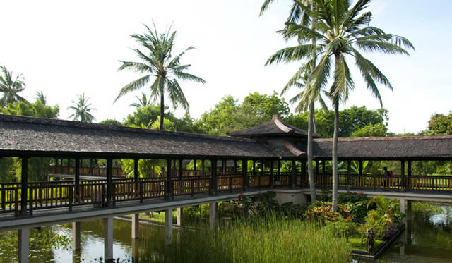 客室棟へとつづくコリドー（歩廊）は、ところどころで池の上を通る。運がよければ大トカゲを見られる可能性も。