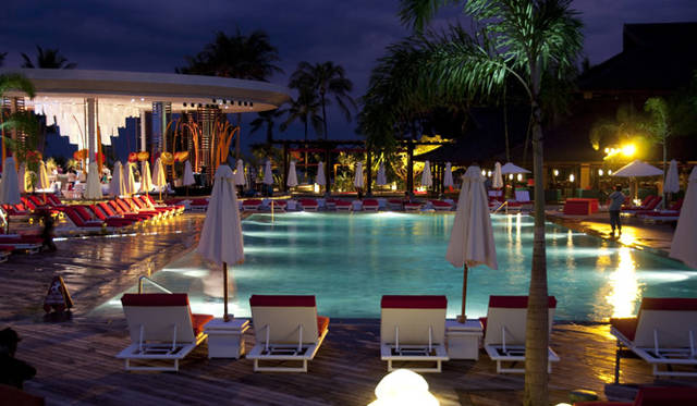 昼間は子供たちのにぎやかな声に湧きかえるメインプールも、夜にはライトアップされぐっとムーディな雰囲気。